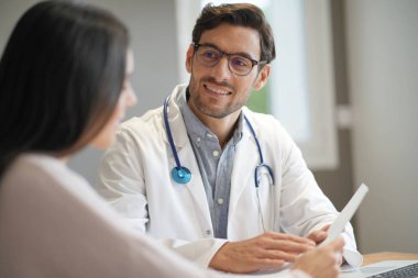  Modern genç doktor hasta Office konuşma                              
