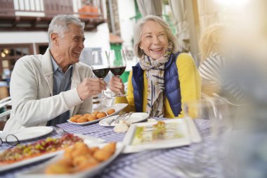 Tapas açık havada yemek çekici üst düzey çift