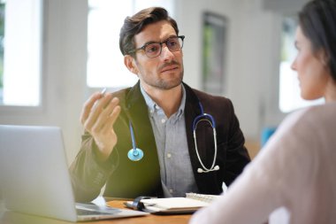  Modern genç doktor hasta Office konuşma                              