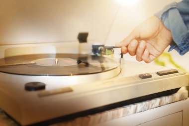 Vinil plak çalar üzerinde kadın eli