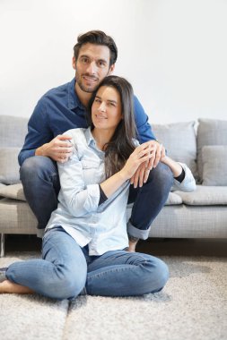 İzole muhteşem gülümseyen kaç kot rahat kanepe üzerinde içinde