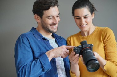  Fotoğrafçı modeli ile fotoğraf geçiyor                             