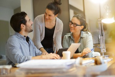 İş arkadaşları workshopping iş fikirleri modern co çalışma alanı içinde