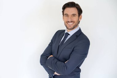 Özel takım elbiseli gülümseyen izole yakışıklı işadamı