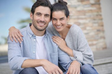  Çok çekici çift dışında modern ev gülümseyen portresi                              