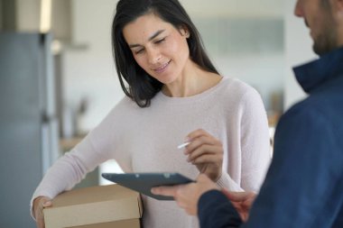  Evde paket için çekici esmer imza                            