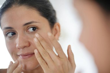 Güzel esmer güzellik rutinden