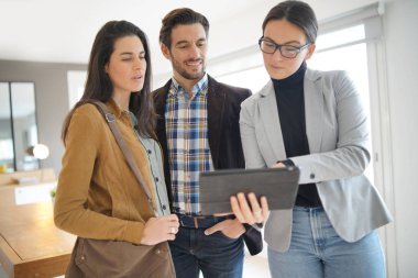 Emlakçı gösteren modern ev çekici çift