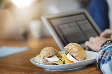 Co çalışma alanında nefis sandviç yakın