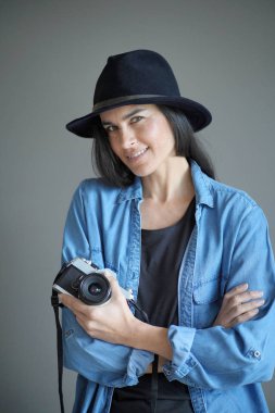  Vintage fotoğraf makinesi ile izole gri arka plan üzerinde trendy çarpıcı esmer                              