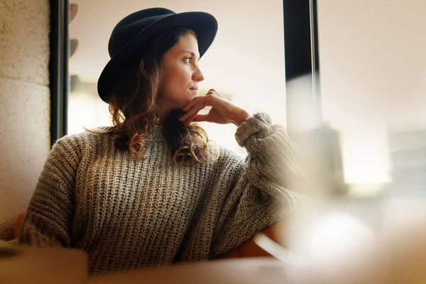 Joven Mujer Fresca Mirando Por Ventana Cafetería Moderna —  Fotos de Stock