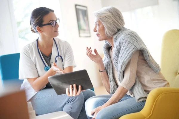 Dokter Gaan Door Resultaten Medicatie Tablet Met Senior Patiënt — Stockfoto