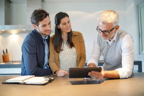 Kitchen Salesman Going Ideas Potential Buyer Couple — Stock Photo, Image