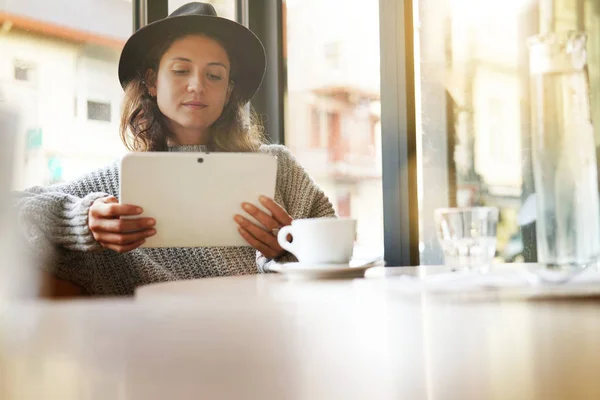 Atractiva Morena Con Tablet Cafetería Moderna — Foto de Stock