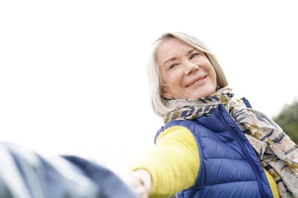 Portret Van Levendige Senior Vrouw Partner Hand Houden Trekken Hem — Stockfoto