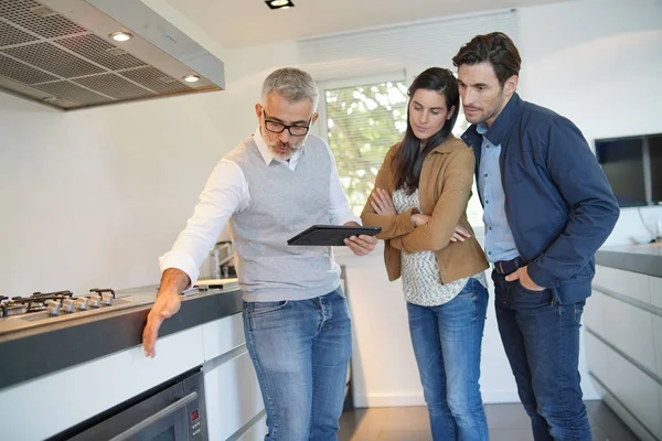 Paar Kopen Nieuwe Hedendaagse Keuken Showroom — Stockfoto