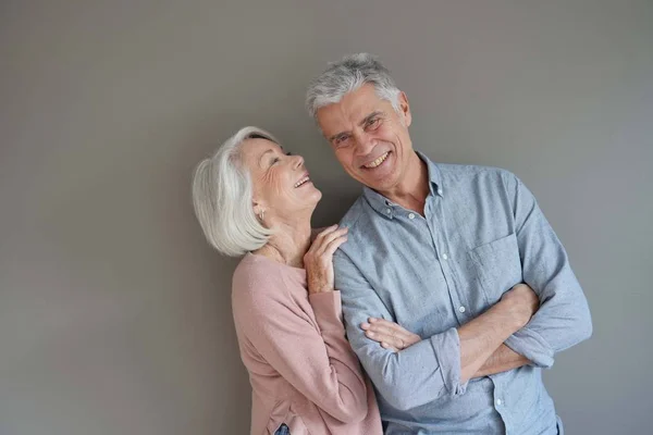 Potret Yang Indah Dari Pasangan Senior Yang Menarik Latar Belakang — Stok Foto