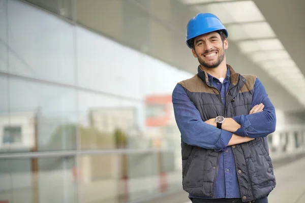 Operaio Industriale Sorridente Hardhat Fronte All Edificio Moderno — Foto Stock