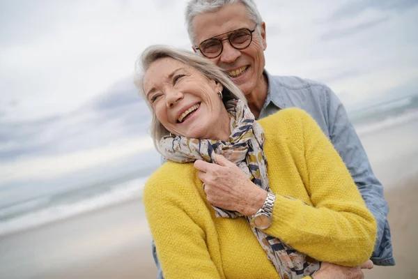 Retrato Atractiva Pareja Ancianos Vibrantes Abrazándose Playa Otoño —  Fotos de Stock