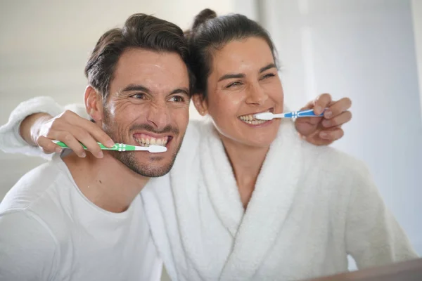 一緒に歯を磨く楽しい魅力的なカップル — ストック写真