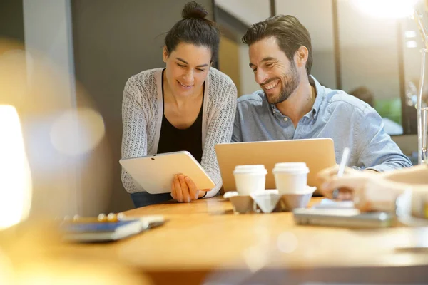 Des Collègues Attrayants Partageant Des Idées Entreprise Dans Espace Travail — Photo