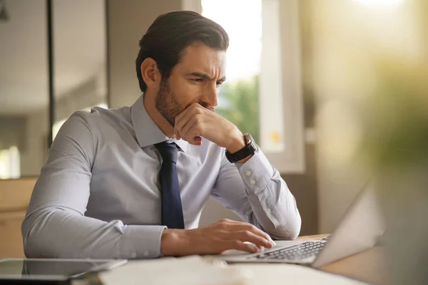 Stilig Affärsman Arbetar Hårt Laptop Moderna Kontor — Stockfoto