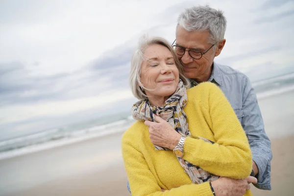 Retrato Atractiva Pareja Ancianos Vibrantes Abrazándose Playa Otoño — Foto de Stock