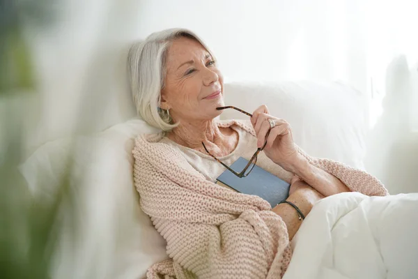 Mooie Senior Vrouw Ontspannen Bed Lezen — Stockfoto