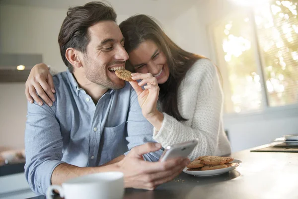 Underbara Kul Par Utfodring Varandra Cookies Modernt Kök — Stockfoto