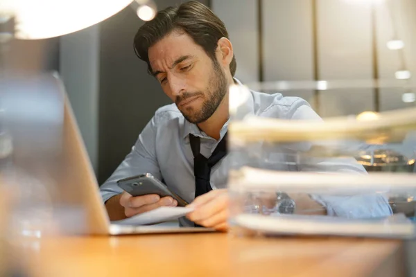 Hombre Negocios Guapo Trabajando Hasta Tarde Comprobando Teléfono Celular Oficina — Foto de Stock