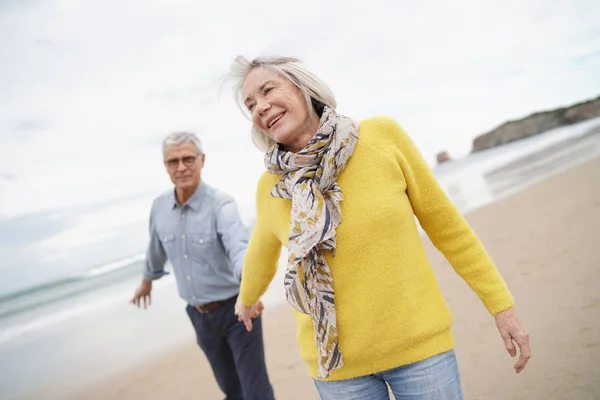 Lebendige Seniorin Hält Mann Der Hand Und Geht Strand Spazieren — Stockfoto