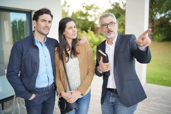 Coppia Con Agente Immobiliare Visita All Aperto Della Casa Moderna — Foto Stock