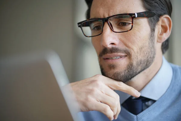 Retrato Homem Atraente Trabalhando Laptop Usando Óculos — Fotografia de Stock
