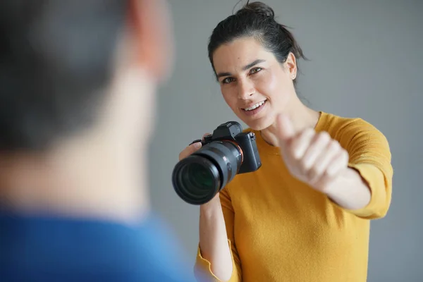 Fotógrafo Profissional Bonito Tirando Fotos Modelo — Fotografia de Stock