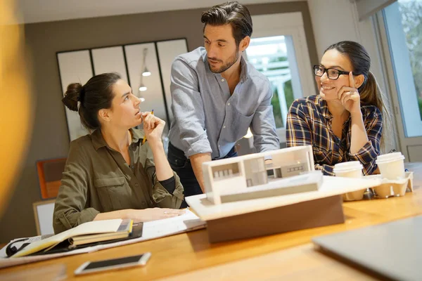 Arquitectos Mirando Sobre Proyecto Para Diseño Moderno Casa — Foto de Stock