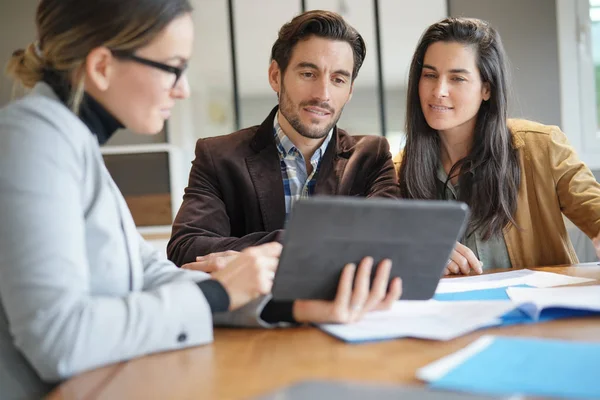 Par Går Igenom Konstruktionsdetaljer Tablett Med Bostäder Expert — Stockfoto