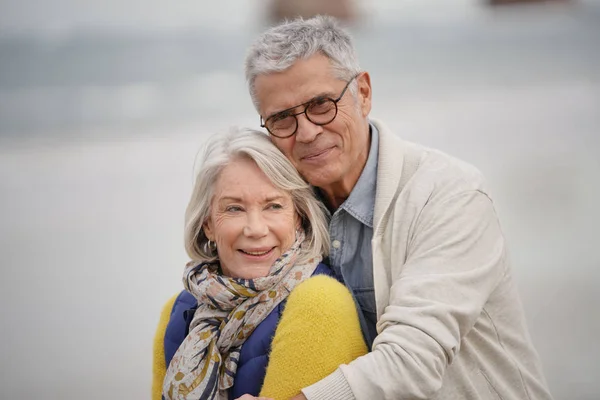 Portrait Happy Senior Couple Embracing Beach — Stok Foto