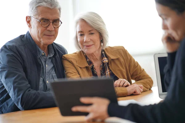 Casal Sênior Moderno Passando Por Ideias Remodelação Tablet — Fotografia de Stock