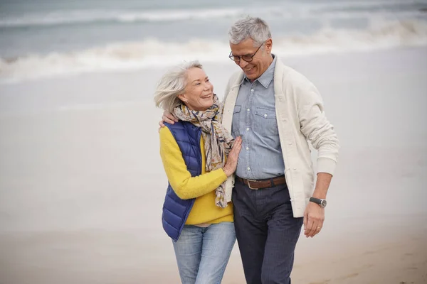 Feliz Pareja Ancianos Caminando Juntos Playa — Foto de Stock