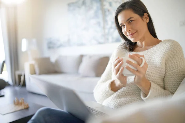 Mooie Brunette Met Laptop Thuis Ontspannen — Stockfoto