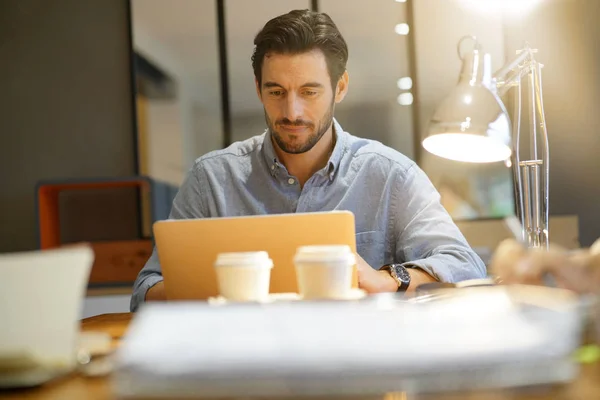 Hombre Guapo Trabajando Ordenador Portátil Espacio Trabajo — Foto de Stock