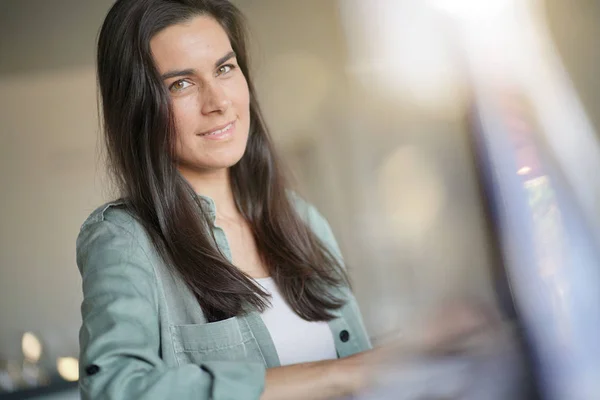 Portret Van Opvallende Brunette Thuis — Stockfoto