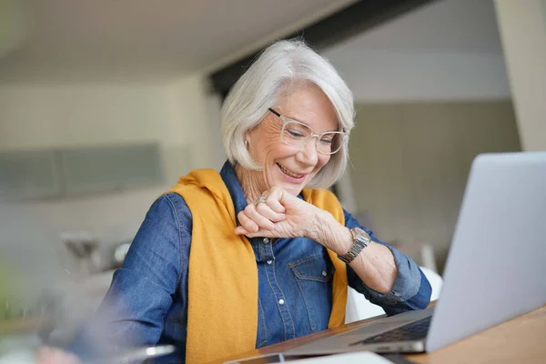 Femme Âgée Travaillant Sur Ordinateur Portable Dans Maison Moderne — Photo