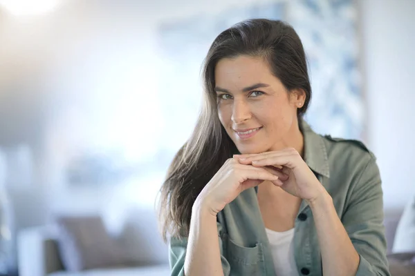 Retrato Morena Deslumbrante Sorrindo Dentro Casa — Fotografia de Stock