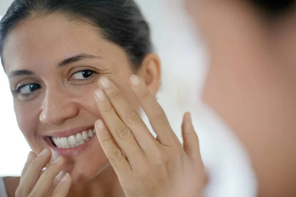 Mooie Brunette Gaan Door Schoonheid Routine — Stockfoto