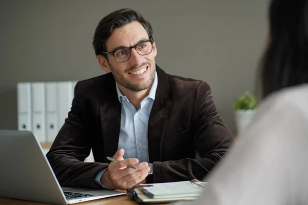 Smart Professional Männchen Mit Klient Büro — Stockfoto