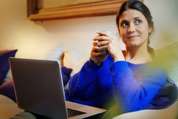 Linda Morena Casual Sofá Casa Com Laptop Bebida Quente — Fotografia de Stock