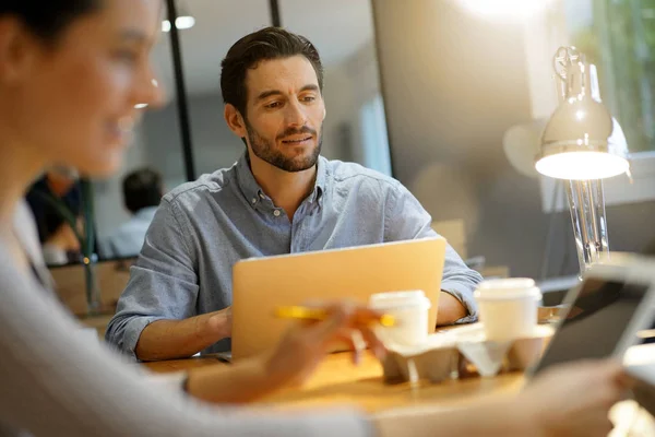 Bello Uomo Spazio Lavoro — Foto Stock