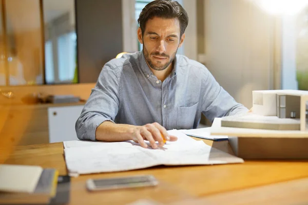 Hombre Negocios Guapo Que Trabaja Oficina Moderna — Foto de Stock