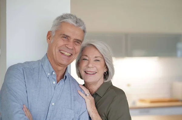 Retrato Amoroso Casal Sênior Feliz Casa — Fotografia de Stock